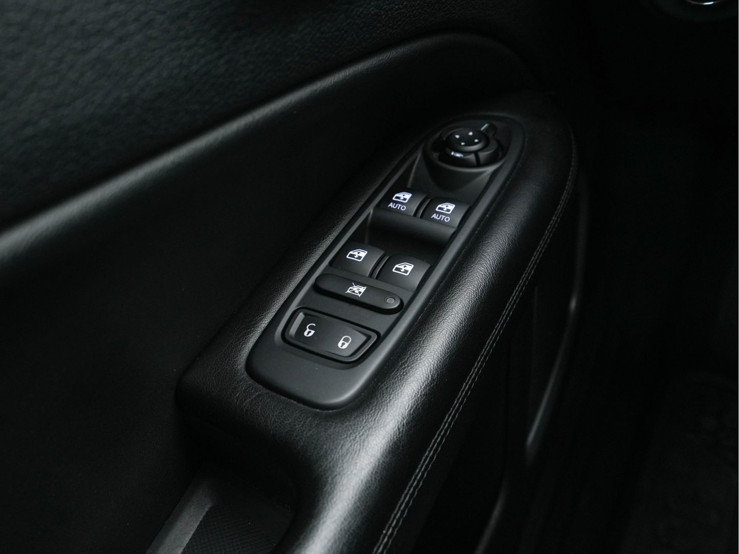 Jeep Compass 1.3T Night-Eagle Aut. *LEATHER-MICROFIBRE | NAVI-FULLMAP | KEYLESS | CAMERA | HEATED-SEATS | COMFORT-SEATS | DAB+ | ECC | LANE-ASSIST | PDC | CRUISE | 19''ALU*