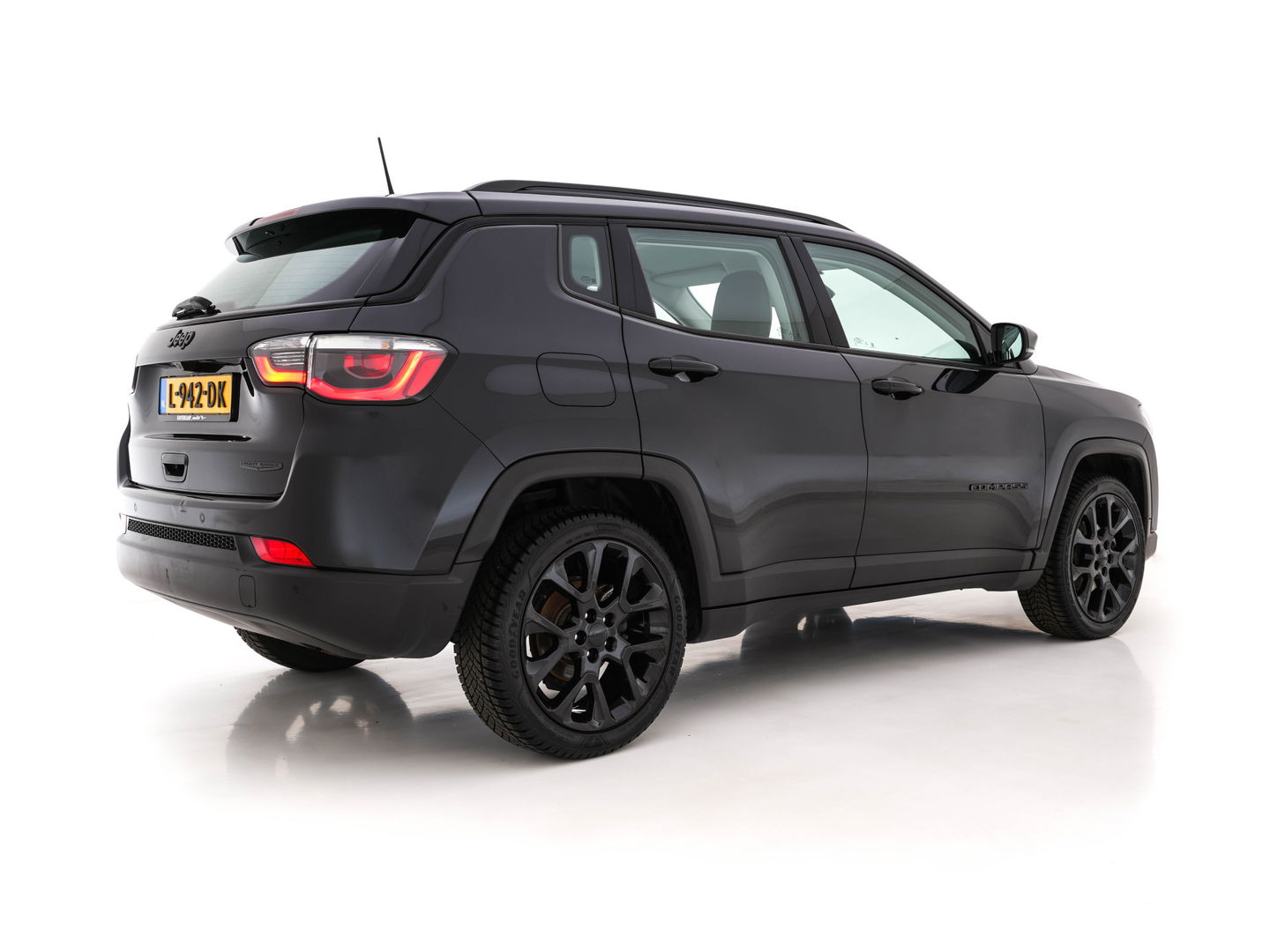 Jeep Compass 1.3T Night-Eagle Aut. *LEATHER-MICROFIBRE | NAVI-FULLMAP | KEYLESS | CAMERA | HEATED-SEATS | COMFORT-SEATS | DAB+ | ECC | LANE-ASSIST | PDC | CRUISE | 19''ALU*