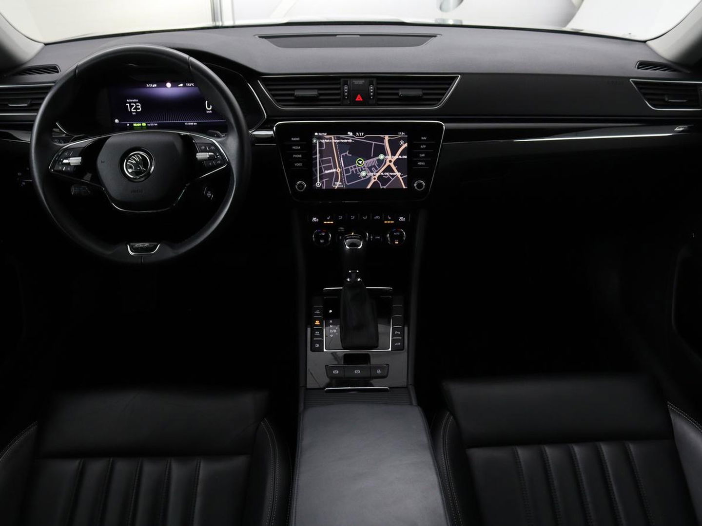 Škoda Superb 1.4 TSI iV Laurin & Klement | Panoramadak | Leder | Adaptive cruise | Canton Sound | Stoelverwarming | Standkachel | Carplay | Camera | Full LED | Memory
