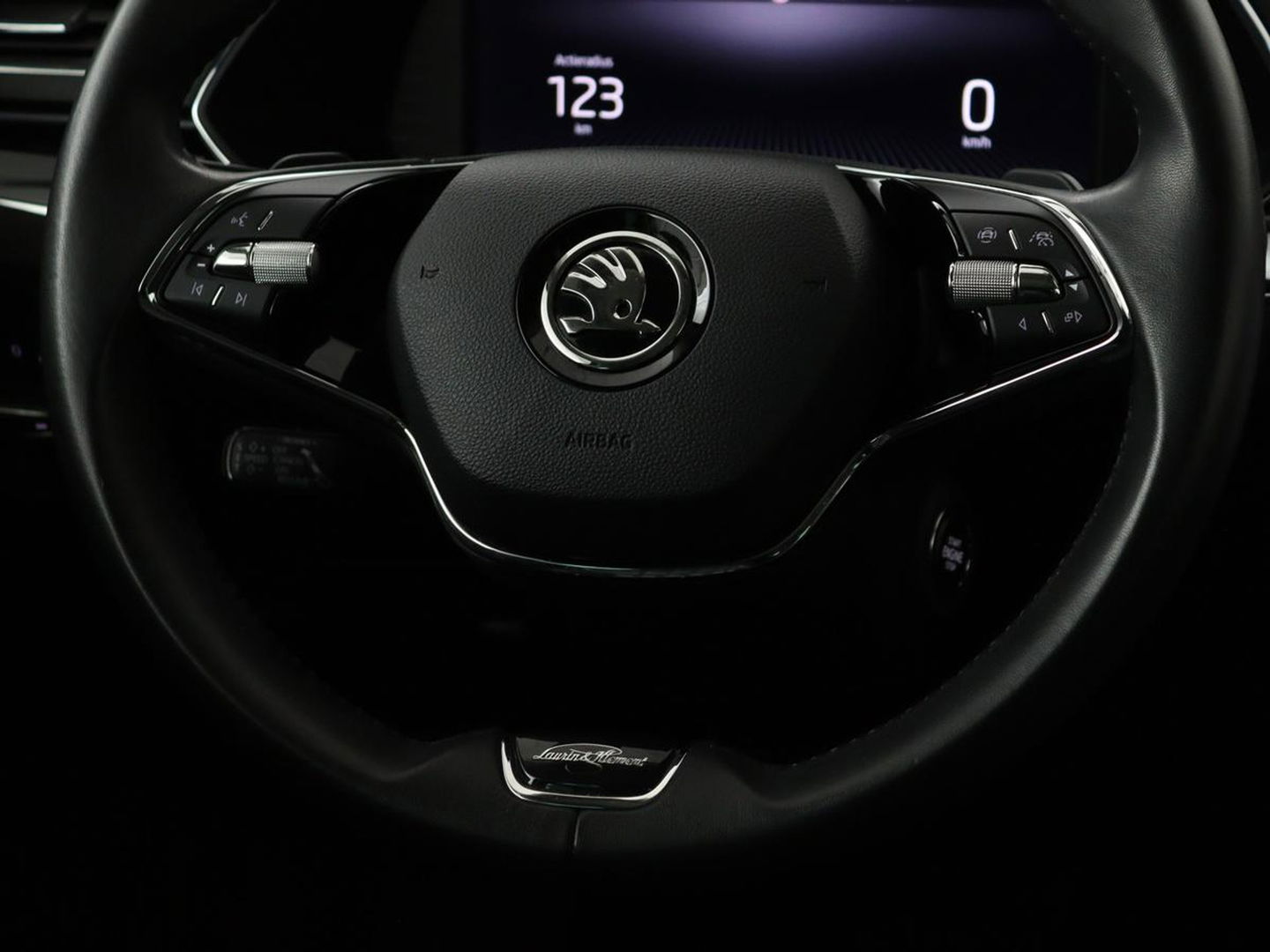 Škoda Superb 1.4 TSI iV Laurin & Klement | Panoramadak | Leder | Adaptive cruise | Canton Sound | Stoelverwarming | Standkachel | Carplay | Camera | Full LED | Memory