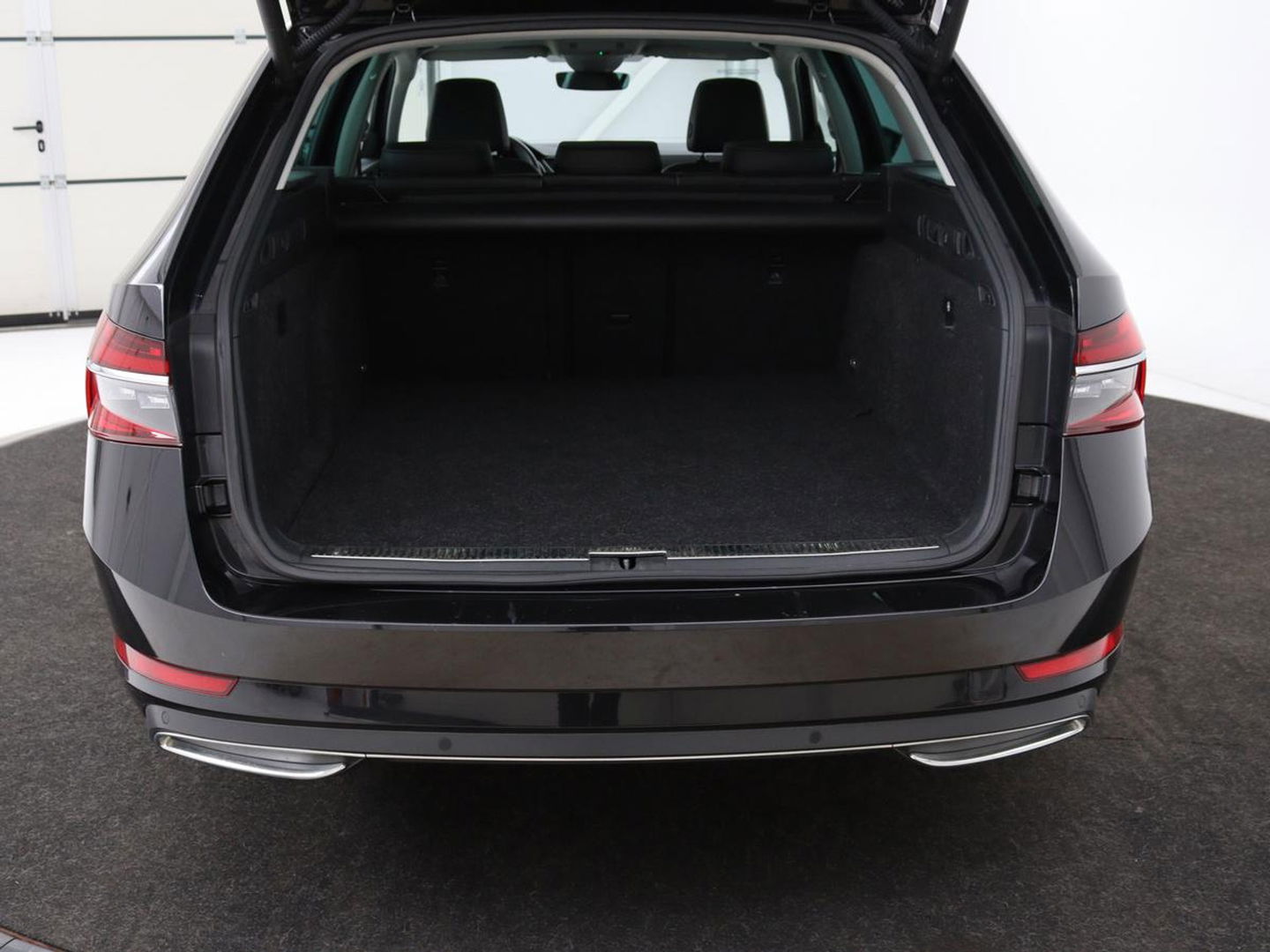 Škoda Superb 1.4 TSI iV Laurin & Klement | Panoramadak | Leder | Adaptive cruise | Canton Sound | Stoelverwarming | Standkachel | Carplay | Camera | Full LED | Memory