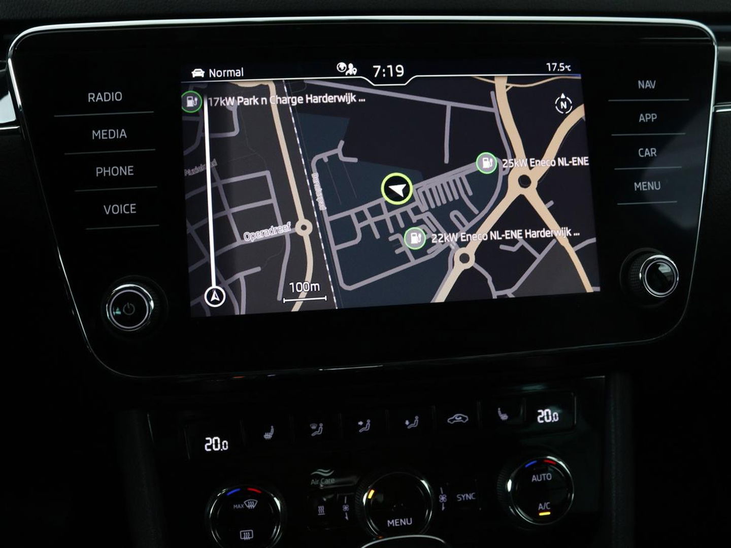 Škoda Superb 1.4 TSI iV Laurin & Klement | Panoramadak | Leder | Adaptive cruise | Canton Sound | Stoelverwarming | Standkachel | Carplay | Camera | Full LED | Memory