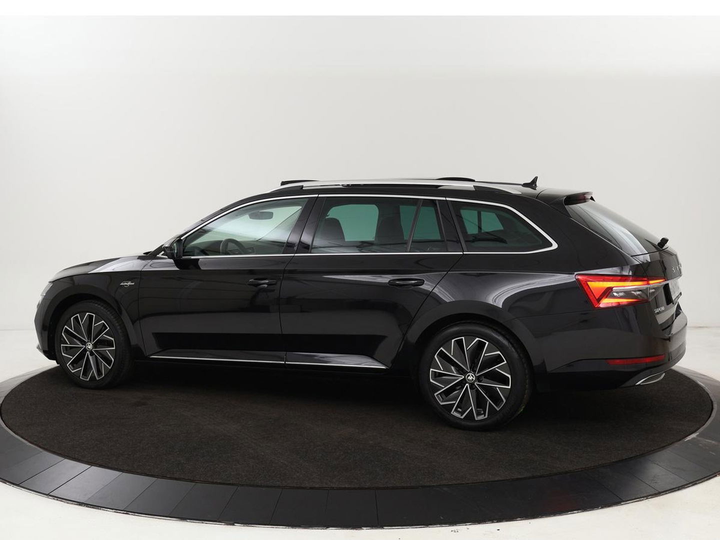 Škoda Superb 1.4 TSI iV Laurin & Klement | Panoramadak | Leder | Adaptive cruise | Canton Sound | Stoelverwarming | Standkachel | Carplay | Camera | Full LED | Memory