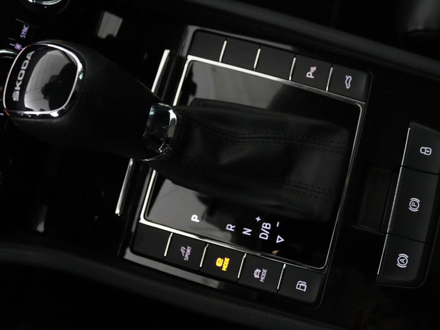 Škoda Superb 1.4 TSI iV Laurin & Klement | Panoramadak | Leder | Adaptive cruise | Canton Sound | Stoelverwarming | Standkachel | Carplay | Camera | Full LED | Memory