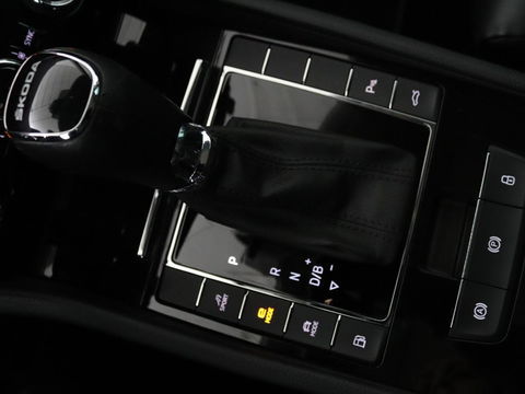 Škoda Superb 1.4 TSI iV Laurin & Klement | Panoramadak | Leder | Adaptive cruise | Canton Sound | Stoelverwarming | Standkachel | Carplay | Camera | Full LED | Memory