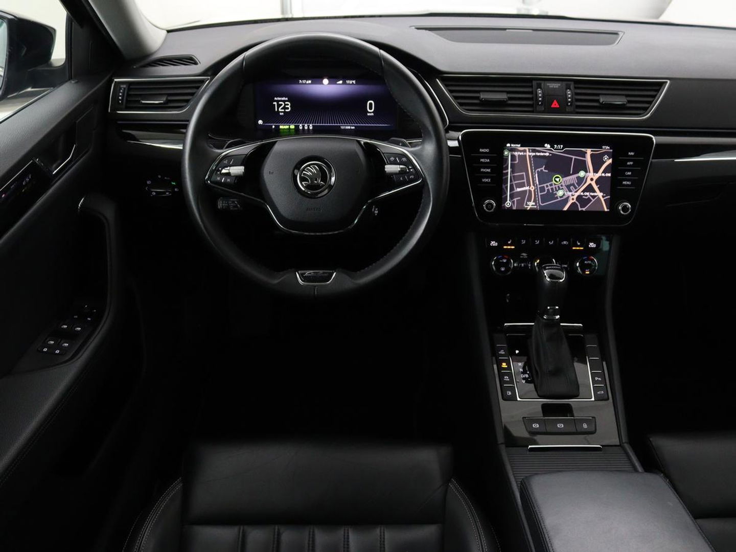 Škoda Superb 1.4 TSI iV Laurin & Klement | Panoramadak | Leder | Adaptive cruise | Canton Sound | Stoelverwarming | Standkachel | Carplay | Camera | Full LED | Memory