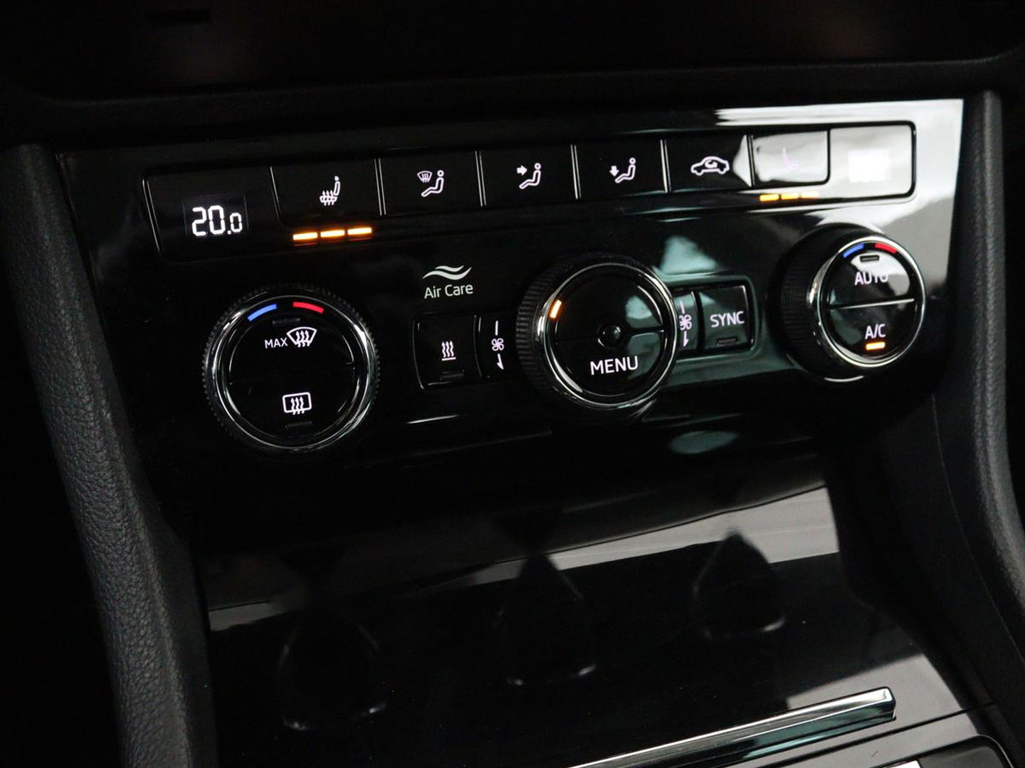 Škoda Superb 1.4 TSI iV Laurin & Klement | Panoramadak | Leder | Adaptive cruise | Canton Sound | Stoelverwarming | Standkachel | Carplay | Camera | Full LED | Memory
