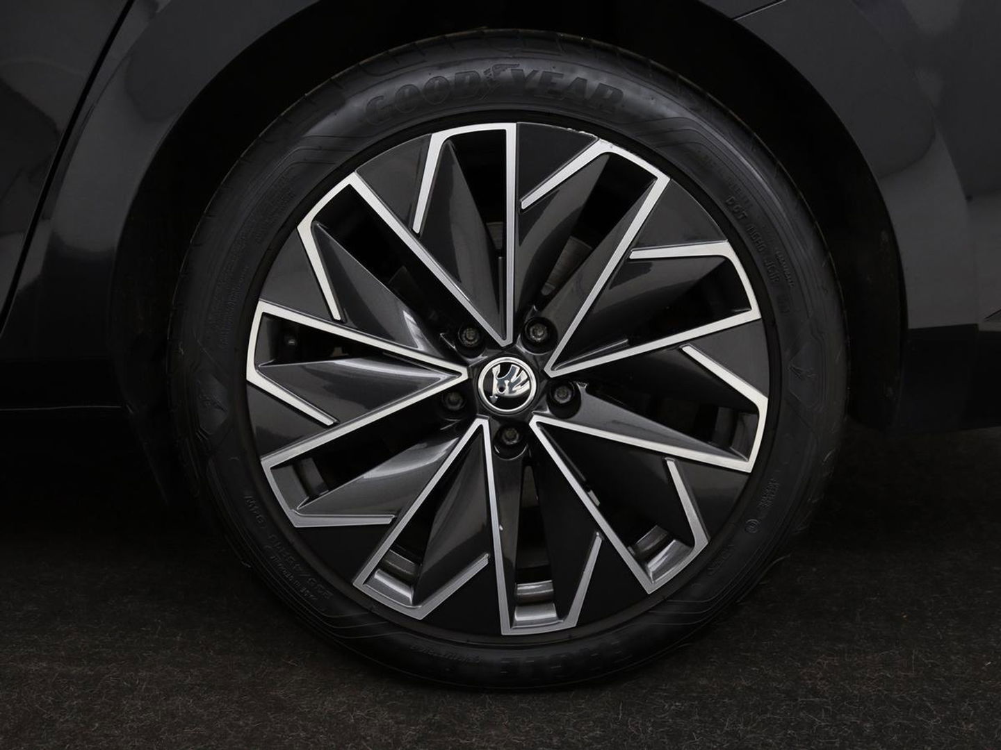 Škoda Superb 1.4 TSI iV Laurin & Klement | Panoramadak | Leder | Adaptive cruise | Canton Sound | Stoelverwarming | Standkachel | Carplay | Camera | Full LED | Memory