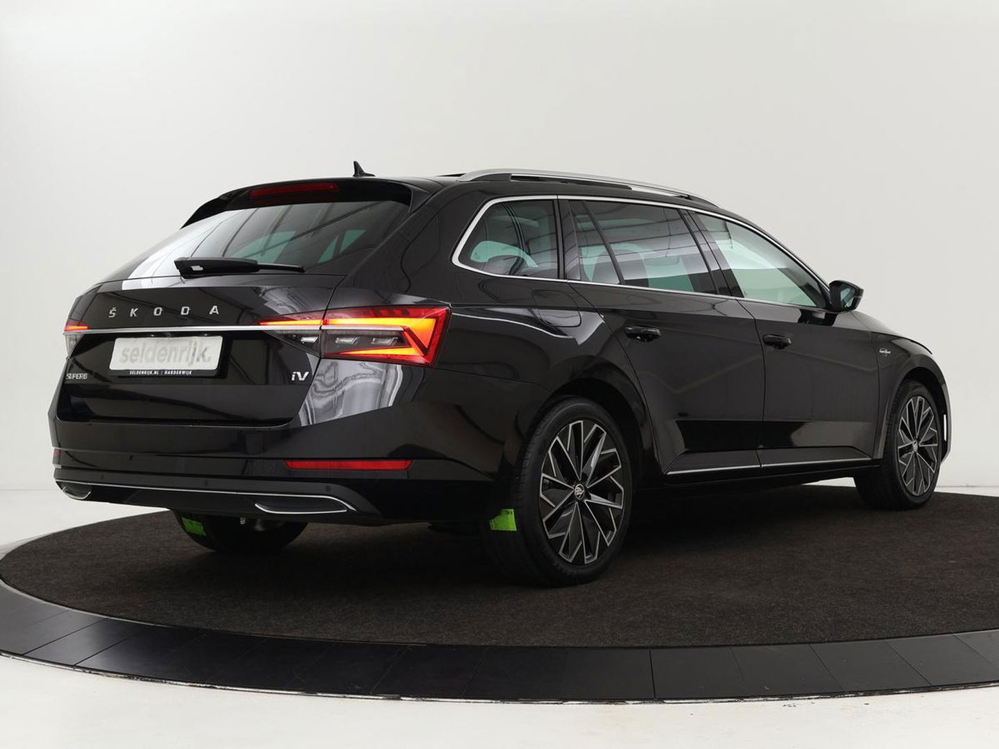 Škoda Superb 1.4 TSI iV Laurin & Klement | Panoramadak | Leder | Adaptive cruise | Canton Sound | Stoelverwarming | Standkachel | Carplay | Camera | Full LED | Memory