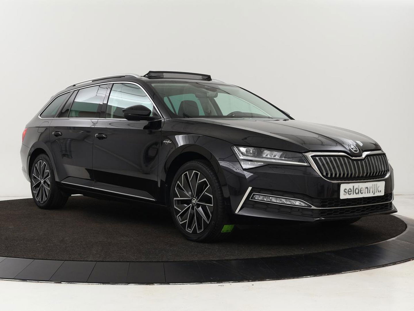 Škoda Superb 1.4 TSI iV Laurin & Klement | Panoramadak | Leder | Adaptive cruise | Canton Sound | Stoelverwarming | Standkachel | Carplay | Camera | Full LED | Memory
