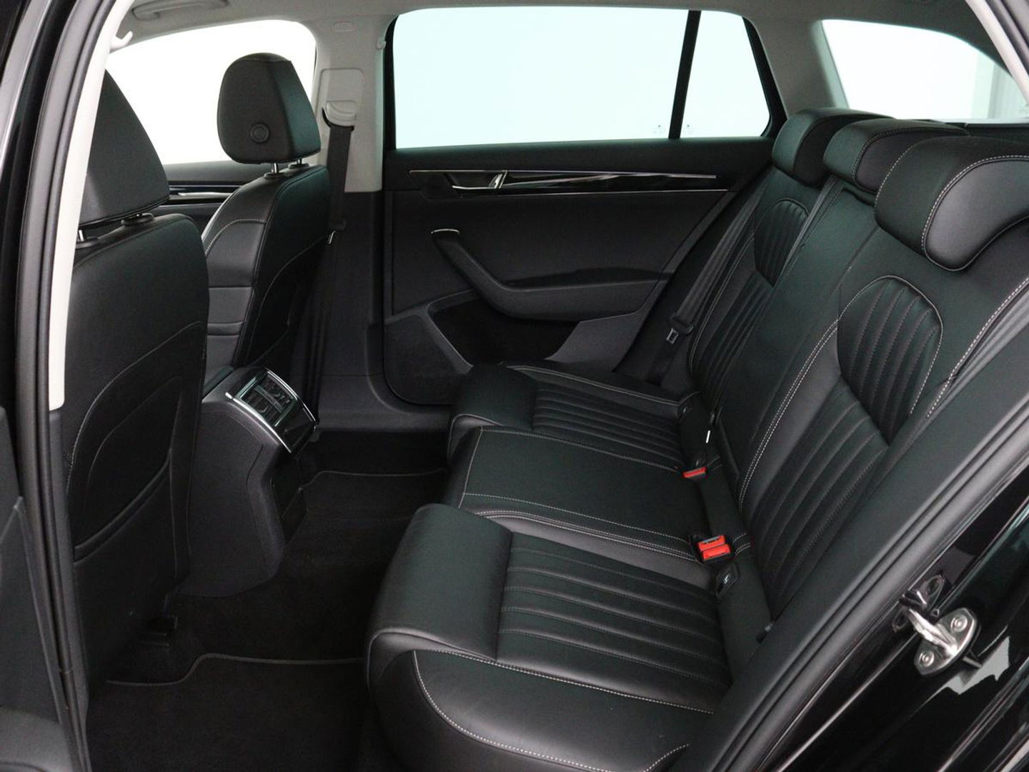 Škoda Superb 1.4 TSI iV Laurin & Klement | Panoramadak | Leder | Adaptive cruise | Canton Sound | Stoelverwarming | Standkachel | Carplay | Camera | Full LED | Memory
