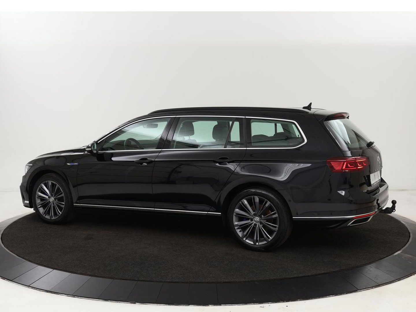 Volkswagen Passat 1.4 TSI PHEV GTE | Trekhaak | Stoelverwarming | Massage | Adaptive cruise | Carplay | Camera | Navigatie | Matrix LED | Virtual Cockpit