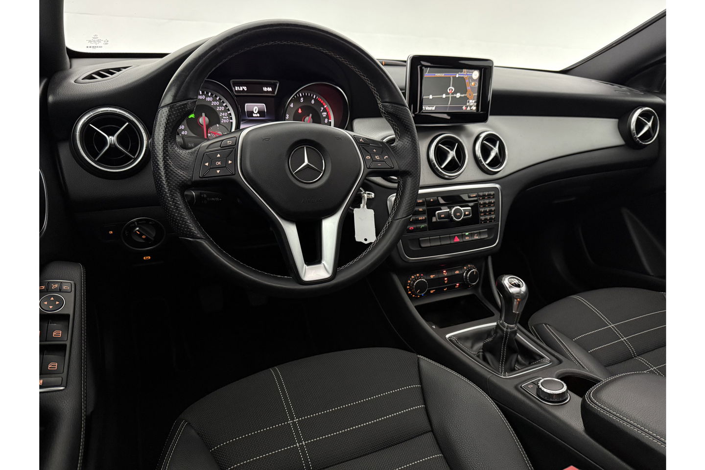 Mercedes-Benz CLA-Klasse 180 Ambition Pano LED Airco Cruise Navi PDC 18''LMV