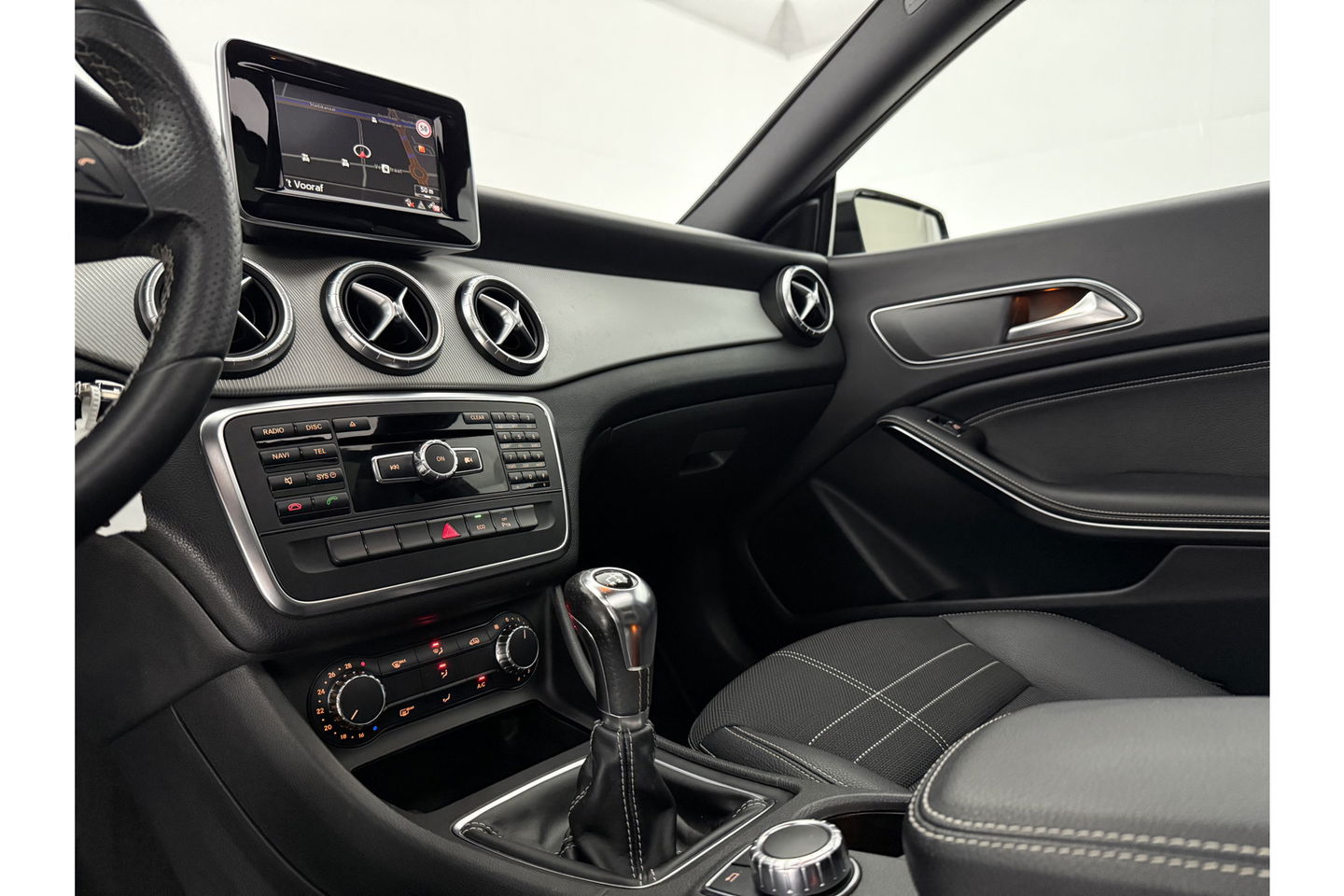 Mercedes-Benz CLA-Klasse 180 Ambition Pano LED Airco Cruise Navi PDC 18''LMV