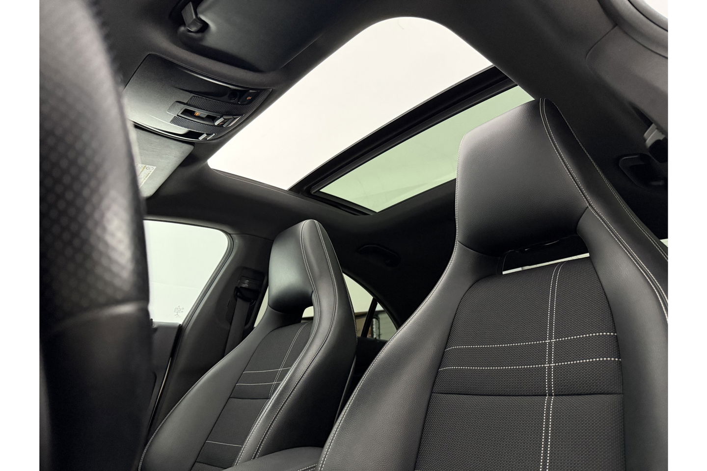 Mercedes-Benz CLA-Klasse 180 Ambition Pano LED Airco Cruise Navi PDC 18''LMV