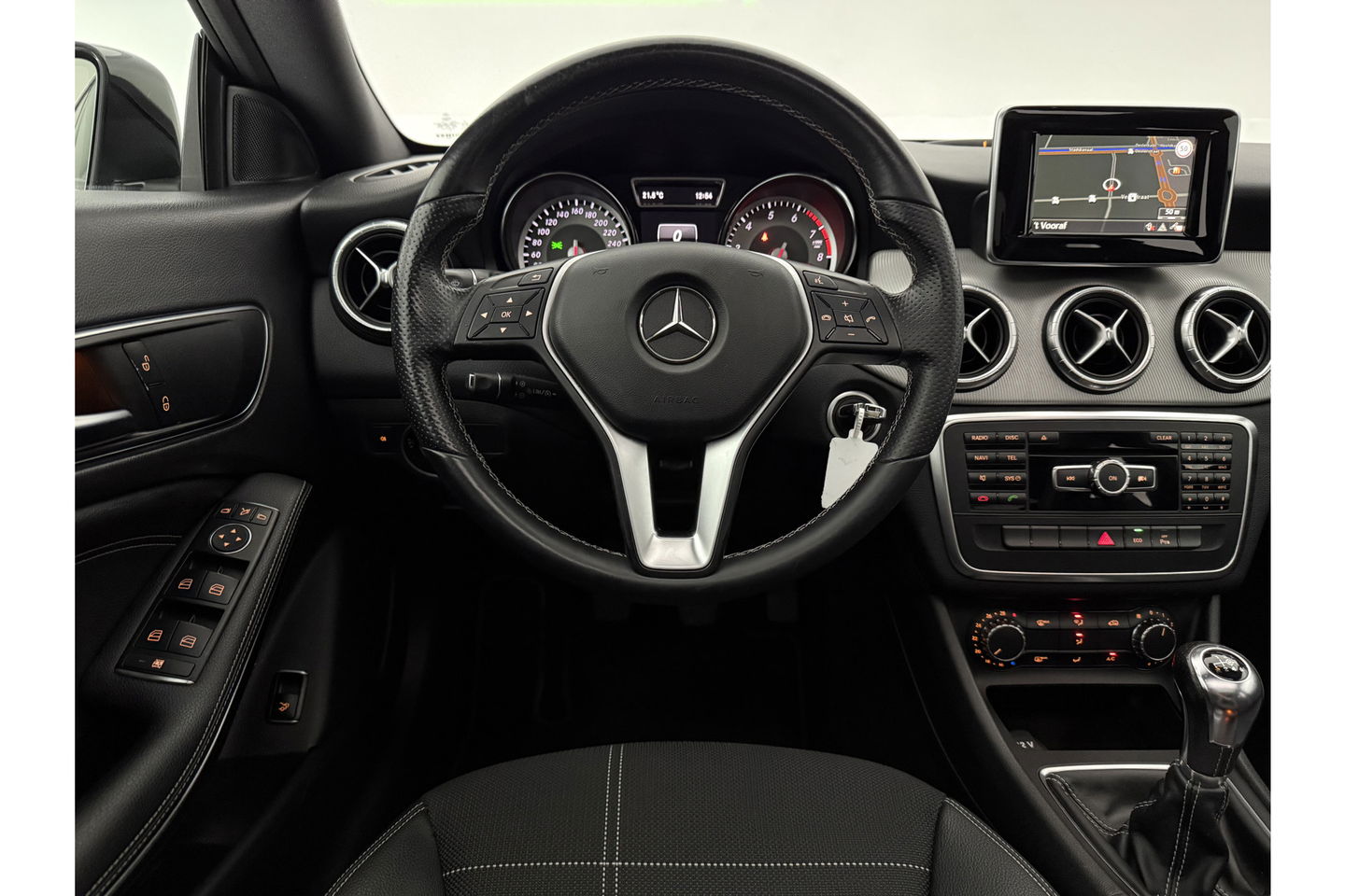Mercedes-Benz CLA-Klasse 180 Ambition Pano LED Airco Cruise Navi PDC 18''LMV