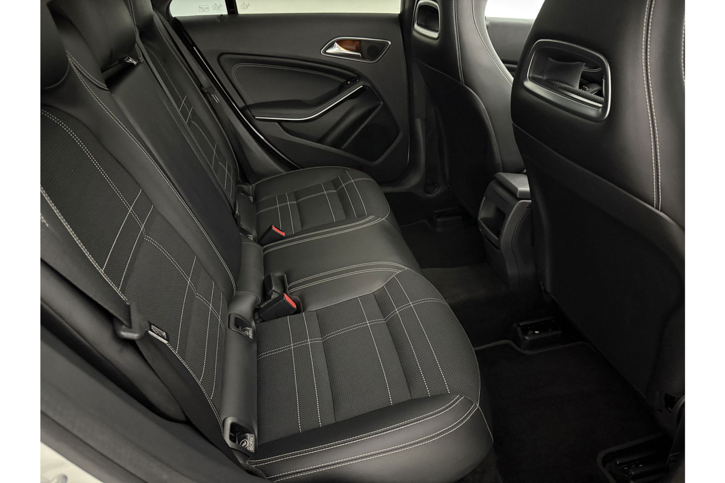 Mercedes-Benz CLA-Klasse 180 Ambition Pano LED Airco Cruise Navi PDC 18''LMV