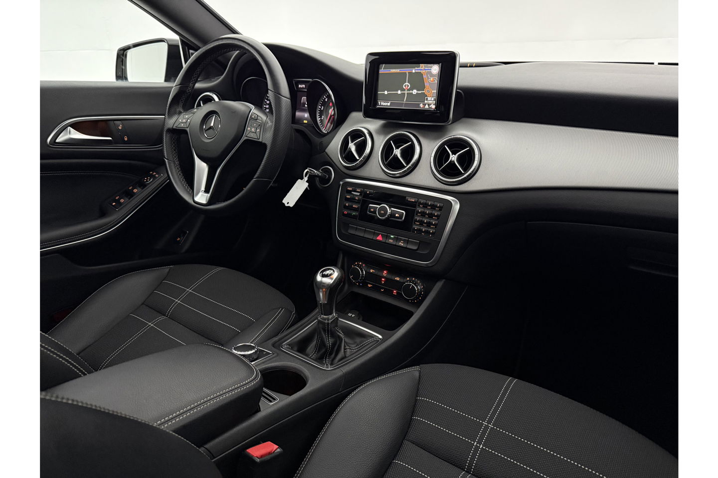 Mercedes-Benz CLA-Klasse 180 Ambition Pano LED Airco Cruise Navi PDC 18''LMV