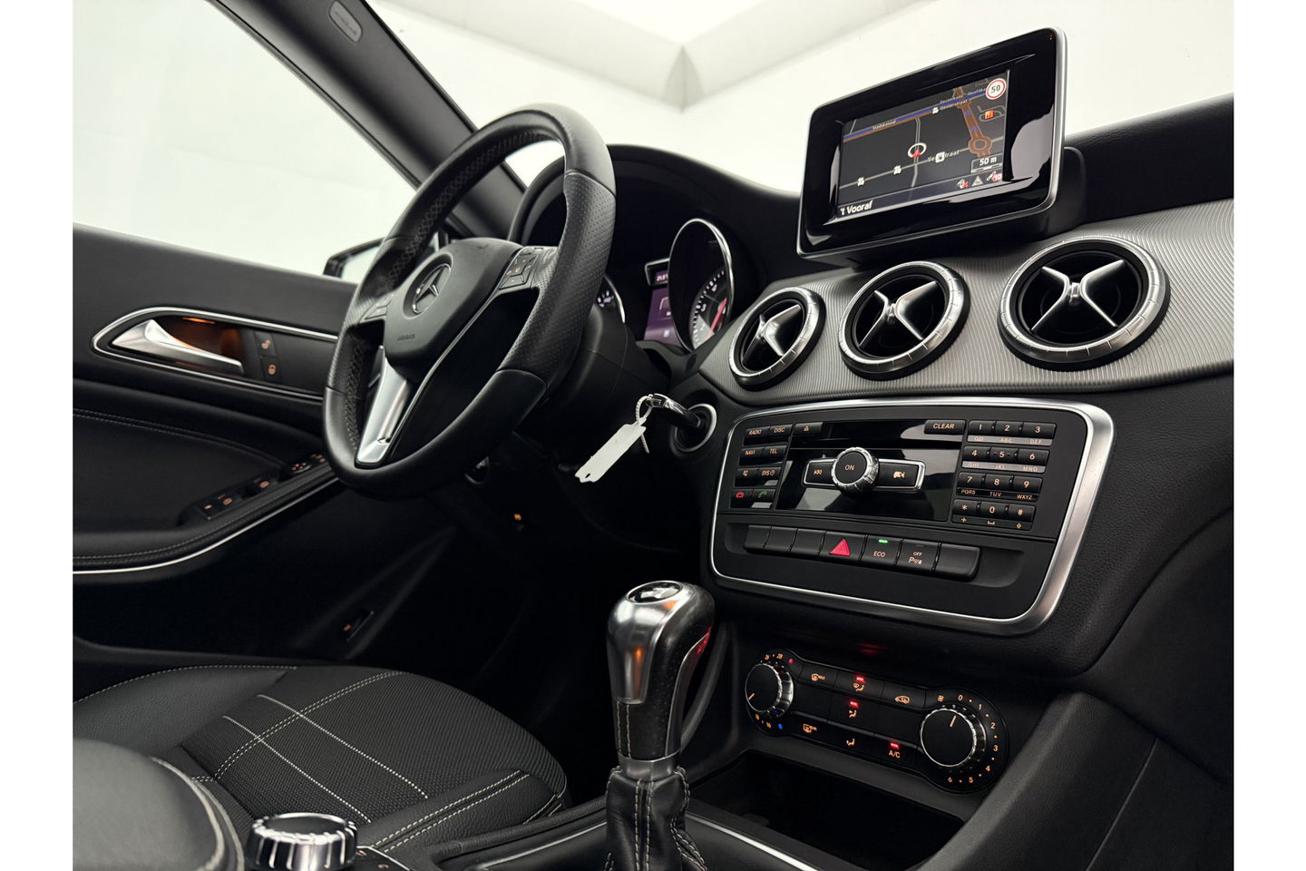 Mercedes-Benz CLA-Klasse 180 Ambition Pano LED Airco Cruise Navi PDC 18''LMV