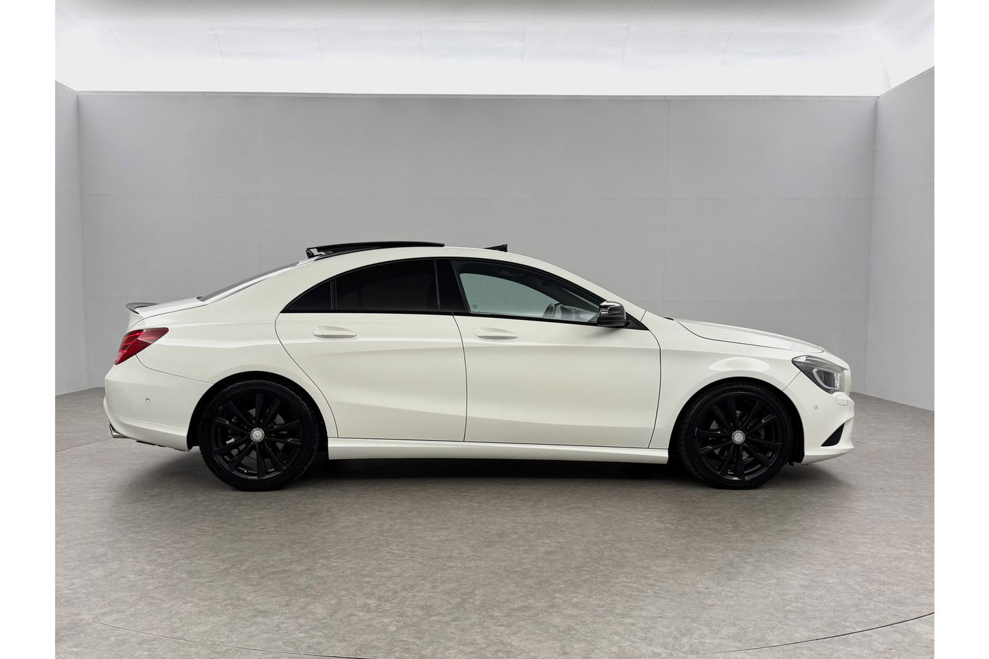 Mercedes-Benz CLA-Klasse 180 Ambition Pano LED Airco Cruise Navi PDC 18''LMV