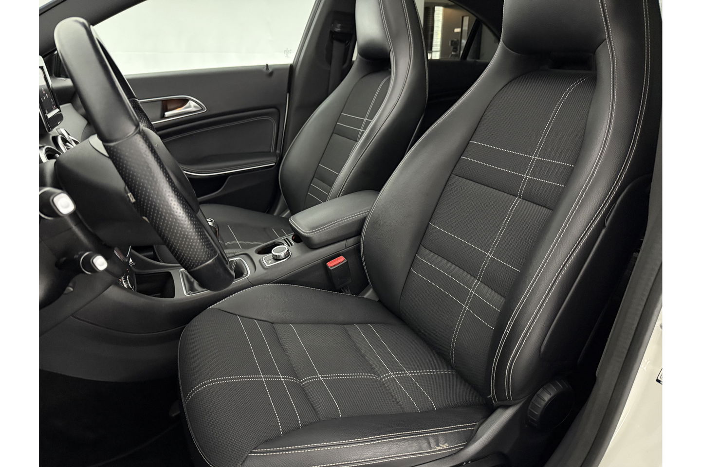 Mercedes-Benz CLA-Klasse 180 Ambition Pano LED Airco Cruise Navi PDC 18''LMV