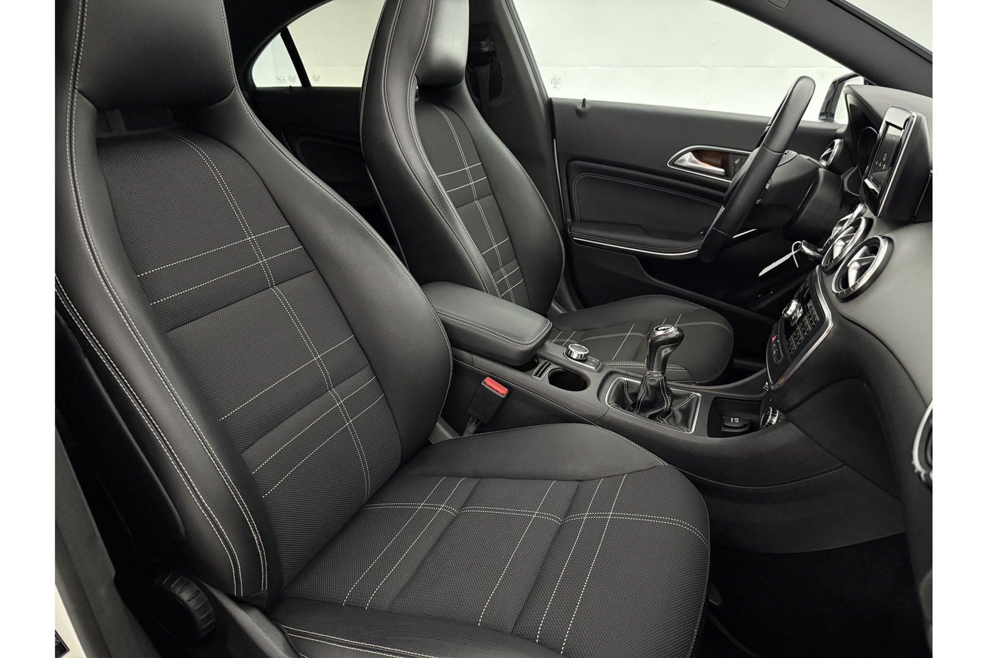 Mercedes-Benz CLA-Klasse 180 Ambition Pano LED Airco Cruise Navi PDC 18''LMV