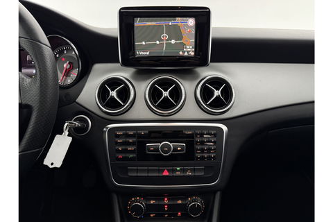 Mercedes-Benz CLA-Klasse 180 Ambition Pano LED Airco Cruise Navi PDC 18''LMV