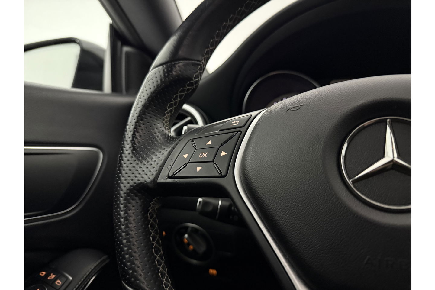 Mercedes-Benz CLA-Klasse 180 Ambition Pano LED Airco Cruise Navi PDC 18''LMV