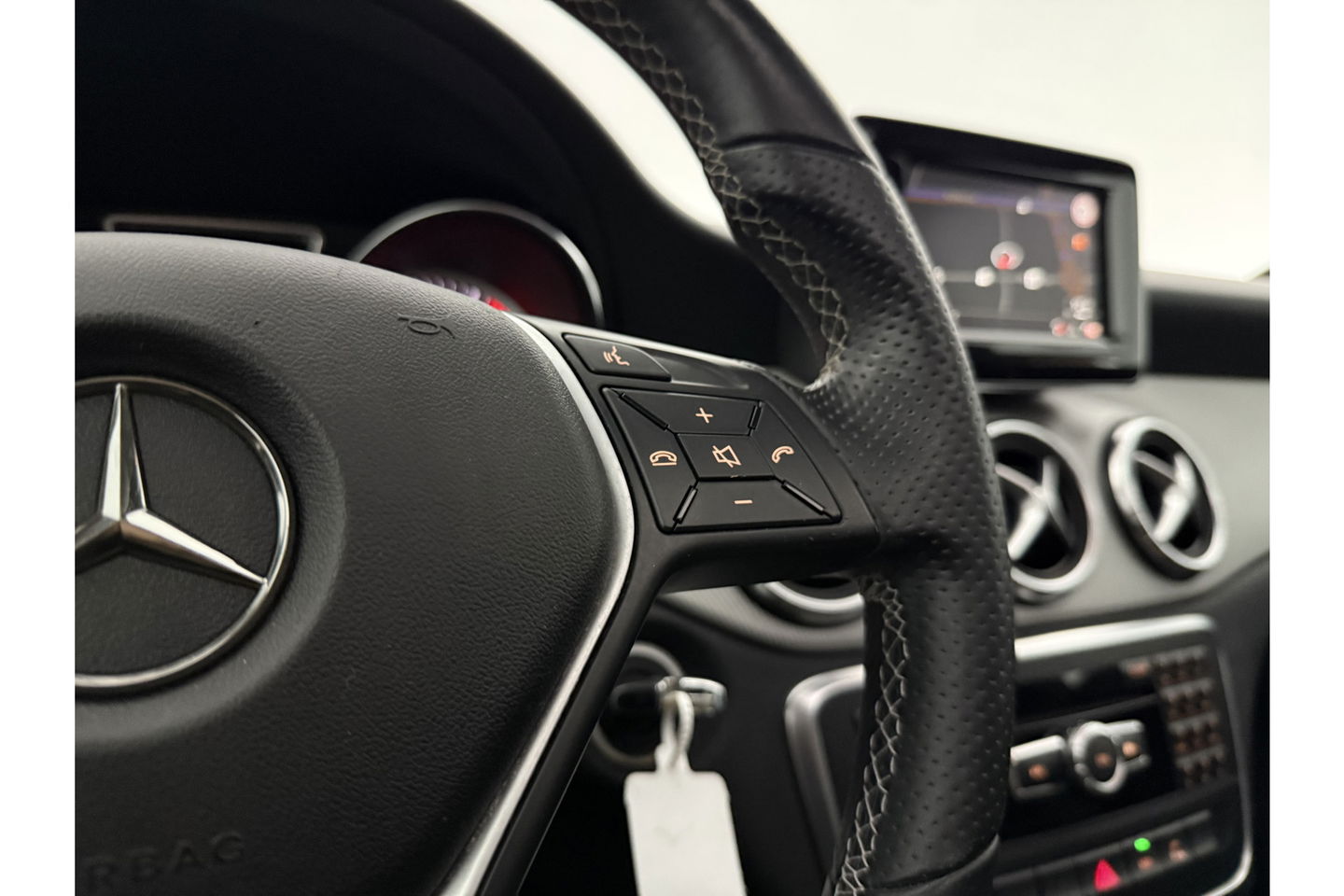 Mercedes-Benz CLA-Klasse 180 Ambition Pano LED Airco Cruise Navi PDC 18''LMV