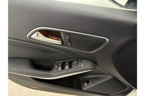 Mercedes-Benz CLA-Klasse 180 Ambition Pano LED Airco Cruise Navi PDC 18''LMV