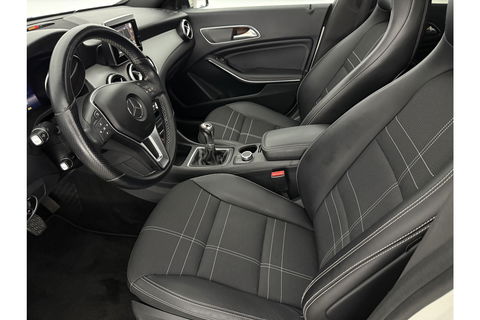 Mercedes-Benz CLA-Klasse 180 Ambition Pano LED Airco Cruise Navi PDC 18''LMV