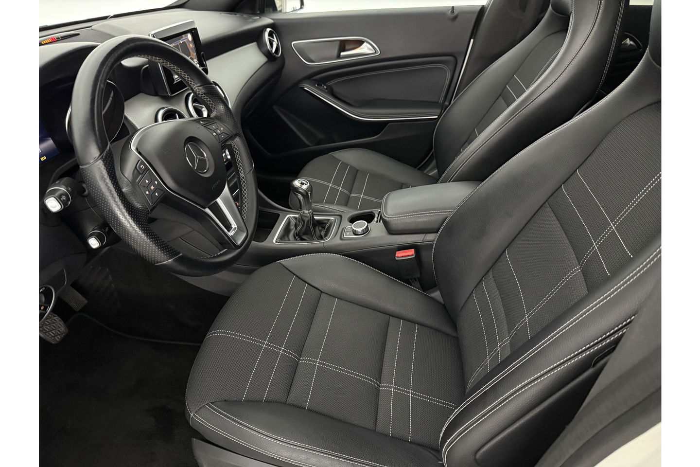 Mercedes-Benz CLA-Klasse 180 Ambition Pano LED Airco Cruise Navi PDC 18''LMV