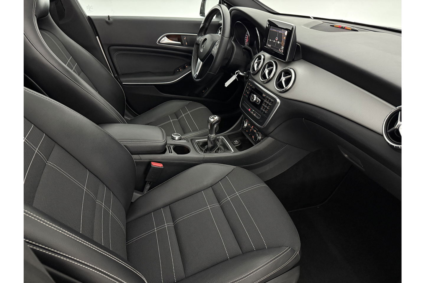 Mercedes-Benz CLA-Klasse 180 Ambition Pano LED Airco Cruise Navi PDC 18''LMV