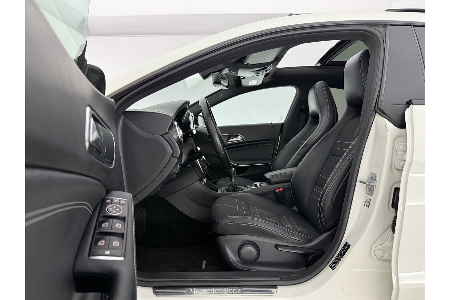 Mercedes-Benz CLA-Klasse 180 Ambition Pano LED Airco Cruise Navi PDC 18''LMV