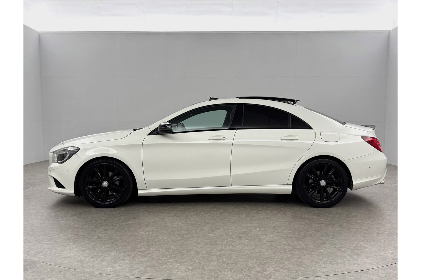 Mercedes-Benz CLA-Klasse 180 Ambition Pano LED Airco Cruise Navi PDC 18''LMV