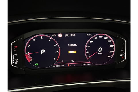 Volkswagen Tiguan 1.5 TSI 150PK R-line Pano Trekhaak IQ Lights LED Sfeer Virtual ACC Camera Carplay Clima Navi 19"LMV PDC