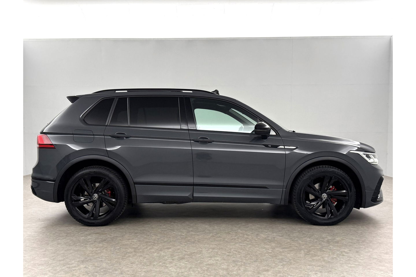 Volkswagen Tiguan 1.5 TSI 150PK R-line Pano Trekhaak IQ Lights LED Sfeer Virtual ACC Camera Carplay Clima Navi 19"LMV PDC