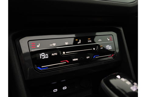 Volkswagen Tiguan 1.5 TSI 150PK R-line Pano Trekhaak IQ Lights LED Sfeer Virtual ACC Camera Carplay Clima Navi 19"LMV PDC