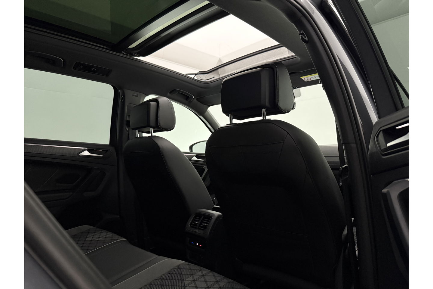 Volkswagen Tiguan 1.5 TSI 150PK R-line Pano Trekhaak IQ Lights LED Sfeer Virtual ACC Camera Carplay Clima Navi 19"LMV PDC