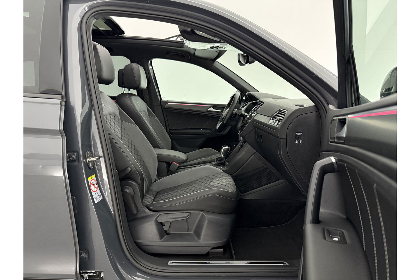 Volkswagen Tiguan 1.5 TSI 150PK R-line Pano Trekhaak IQ Lights LED Sfeer Virtual ACC Camera Carplay Clima Navi 19"LMV PDC