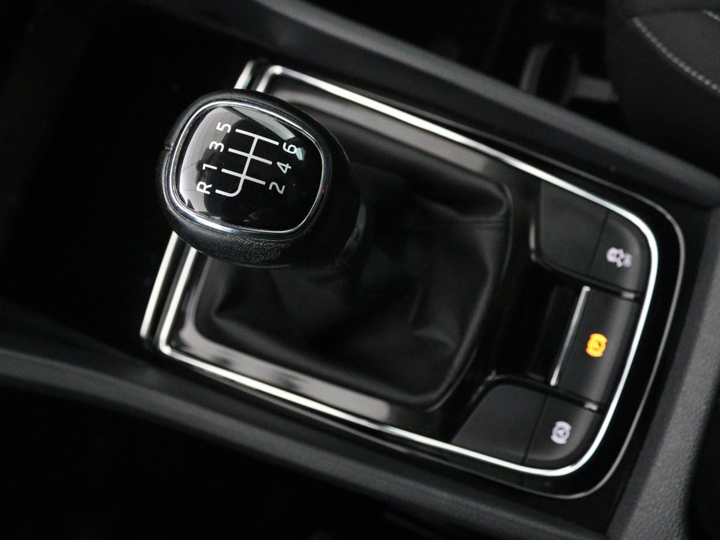 Škoda Karoq 1.0 TSI Business Edition | Panoramadak | Stoelverwarming | Trekhaak | Carplay | Navigatie | Climate control | Parkeerhulp | Cruise control