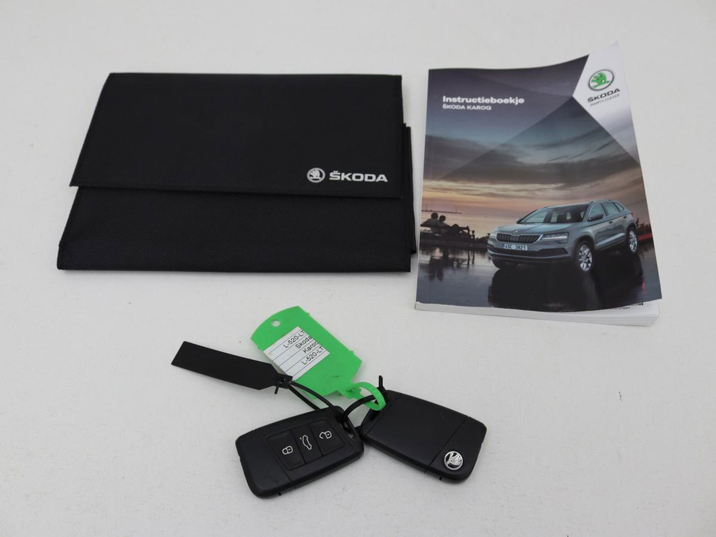 Škoda Karoq 1.0 TSI Business Edition | Panoramadak | Stoelverwarming | Trekhaak | Carplay | Navigatie | Climate control | Parkeerhulp | Cruise control