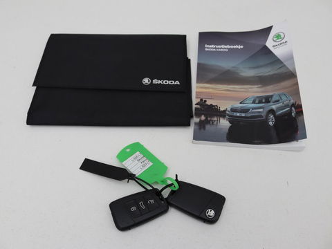 Škoda Karoq 1.0 TSI Business Edition | Panoramadak | Stoelverwarming | Trekhaak | Carplay | Navigatie | Climate control | Parkeerhulp | Cruise control