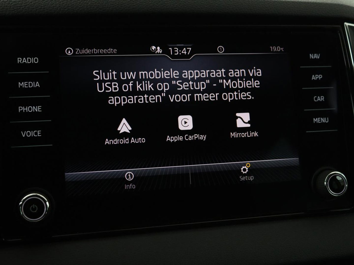 Škoda Karoq 1.0 TSI Business Edition | Panoramadak | Stoelverwarming | Trekhaak | Carplay | Navigatie | Climate control | Parkeerhulp | Cruise control