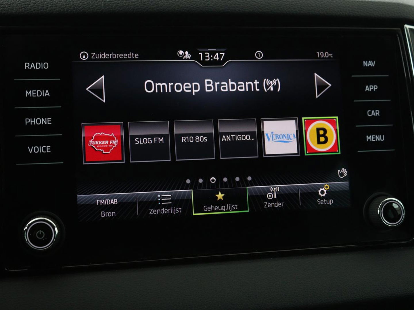 Škoda Karoq 1.0 TSI Business Edition | Panoramadak | Stoelverwarming | Trekhaak | Carplay | Navigatie | Climate control | Parkeerhulp | Cruise control