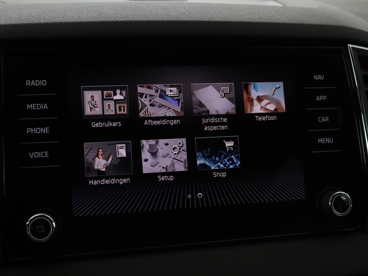 Škoda Karoq 1.0 TSI Business Edition | Panoramadak | Stoelverwarming | Trekhaak | Carplay | Navigatie | Climate control | Parkeerhulp | Cruise control
