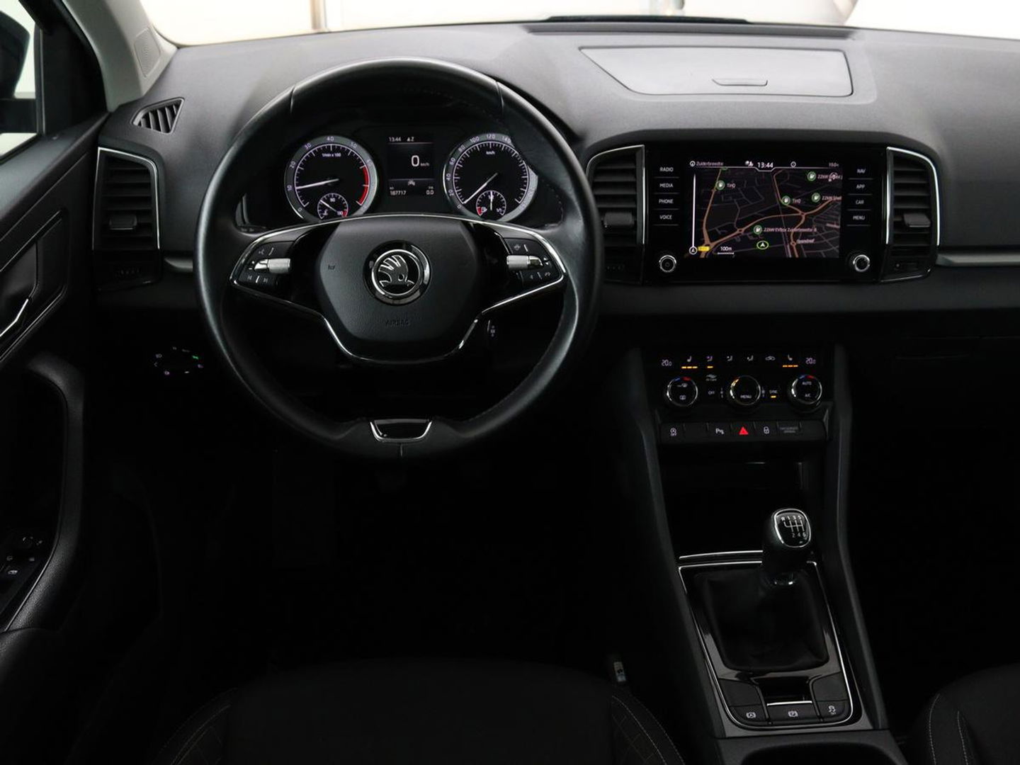 Škoda Karoq 1.0 TSI Business Edition | Panoramadak | Stoelverwarming | Trekhaak | Carplay | Navigatie | Climate control | Parkeerhulp | Cruise control