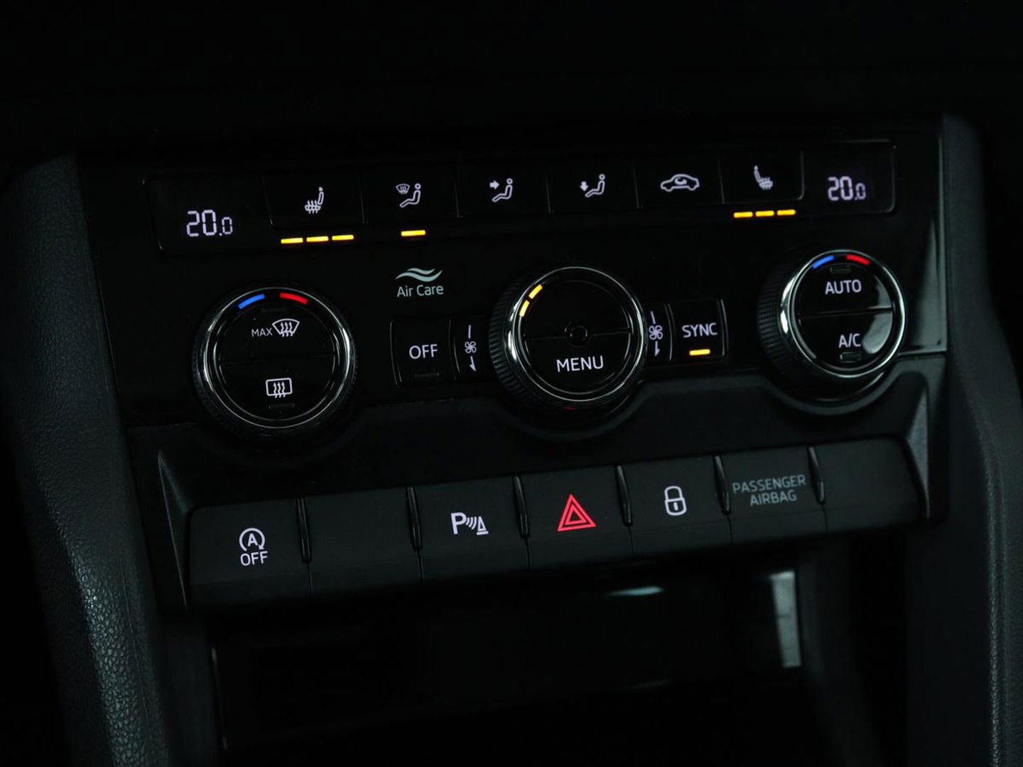Škoda Karoq 1.0 TSI Business Edition | Panoramadak | Stoelverwarming | Trekhaak | Carplay | Navigatie | Climate control | Parkeerhulp | Cruise control