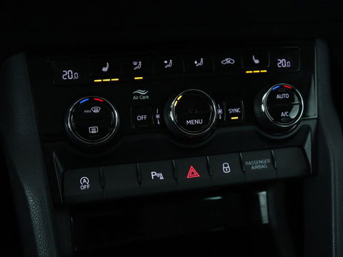 Škoda Karoq 1.0 TSI Business Edition | Panoramadak | Stoelverwarming | Trekhaak | Carplay | Navigatie | Climate control | Parkeerhulp | Cruise control