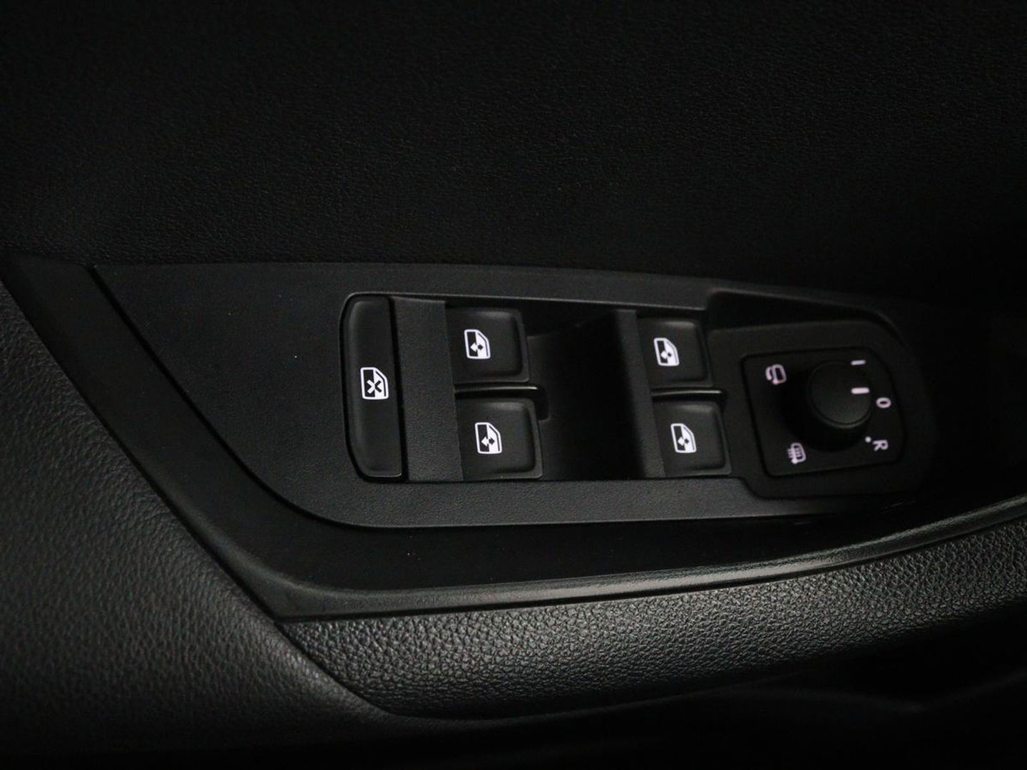 Škoda Karoq 1.0 TSI Business Edition | Panoramadak | Stoelverwarming | Trekhaak | Carplay | Navigatie | Climate control | Parkeerhulp | Cruise control